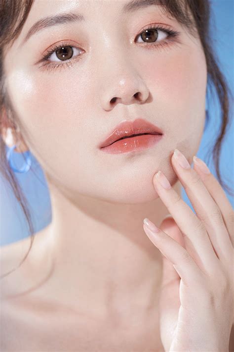 丹凤眼妆容甜美女生头像