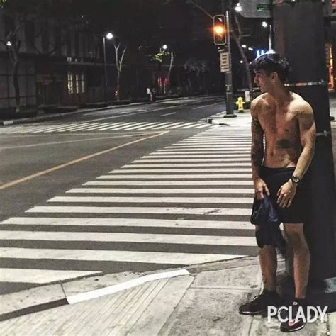 Instagram当红裸体男模私照被曝，表情超销魂_太平洋时尚网图库
