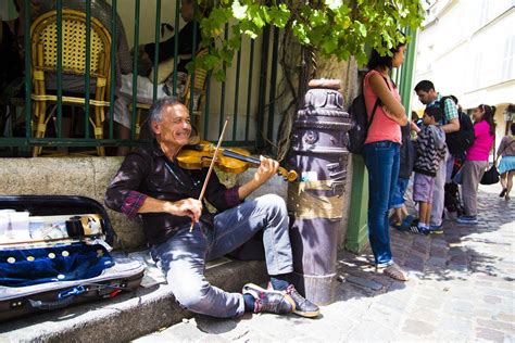 法国巴黎拉小提琴的街头艺术家-千叶网