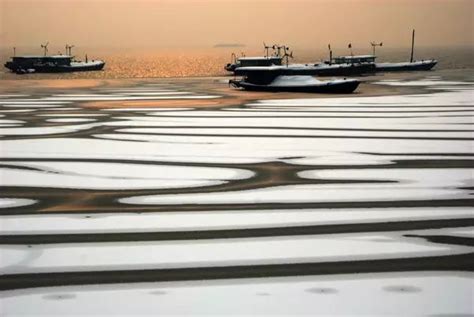 安徽巢湖现“阴阳天”奇观 天空被一分为二-人民图片网