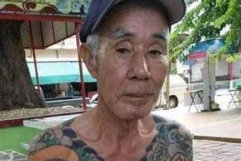 70岁老头脱上衣，被路人拍照疯传网红，警方无意发现14年的秘密！