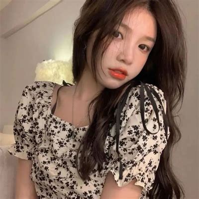 自带疏离感的甜美女生头像