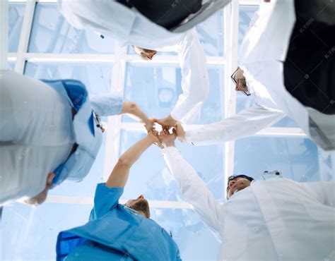 医疗队中的医生和护士手拉手高清摄影大图-千库网
