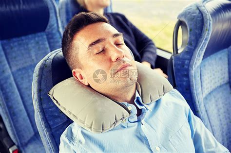 交通,旅游,休息,舒适人的男人睡旅行巴士火车与颈颈充气枕头男人睡旅行巴士上带着颈枕高清图片下载-正版图片300408347-摄图网