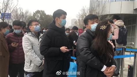 “1314”，一生一世！郑州新人凌晨在民政局门口排队领证_手机新浪网