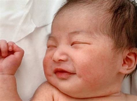 婴儿肤色要多久定型（在孩子的样貌）-幼儿百科-魔术铺