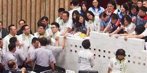 媒体：血溅议场 台湾高雄市议会“打”出知名度(含视频)_手机新浪网