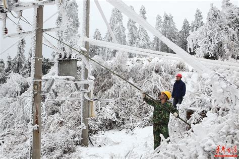 新化电力216人在暴雨中抢修受损线路_新化县_湖南频道_红网