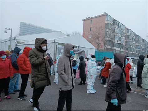 北京：疫情期间市民戴口罩骑行上班_手机新浪网