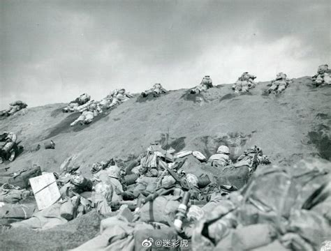 硫磺岛战役旧照：美军用火焰喷射器火烧日军，战死的日军躺满战壕