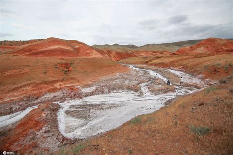 打翻了调色盘！土耳其咸水河流经红色土壤形成奇特地貌