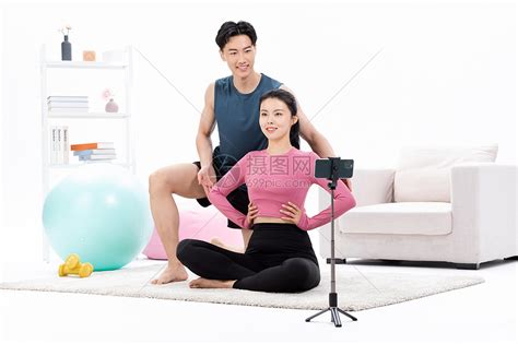 青年女人在线直播健身高清图片下载-正版图片507649140-摄图网