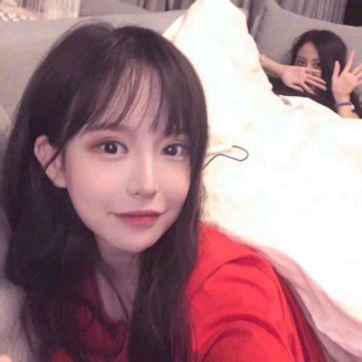 女生头像红色系温柔