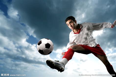 足球运动员图片-足球场上胸口顶球的两个运动员素材-高清图片-摄影照片-寻图免费打包下载