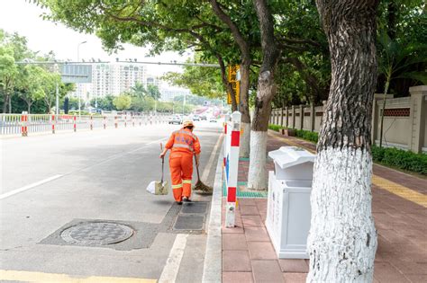 靠“扫大街”赚出百亿身价，成功把公司做上市：中国最强清洁工的扫街传奇 - 专栏 - 创业邦