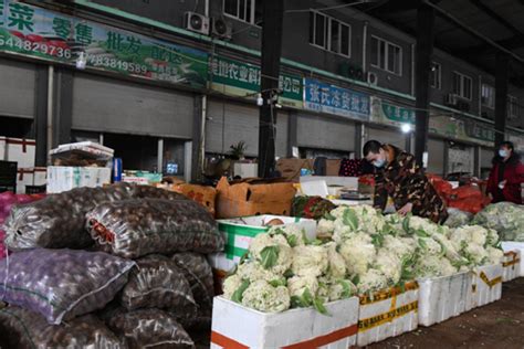 潼南：蔬菜批发物流市场的“保供战”