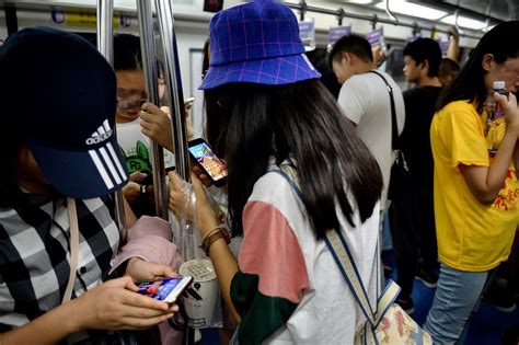 地铁上看手机的女性高清图片下载-正版图片501757767-摄图网