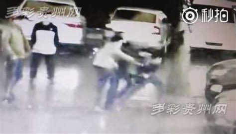 贵州安顺3名男子被曝殴打13岁男孩 警方介入(图)|快递|安顺_凤凰资讯