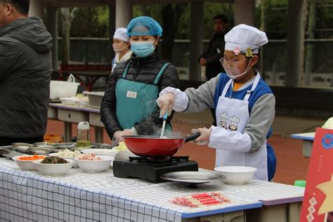 学校组织活动教小学生做饭高清图片下载-正版图片502099349-摄图网