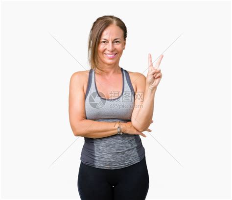 户外有轻哑铃的运动妇女训练运动装肌肉女孩教练健康锻炼天空减肥健身房高清图片下载-正版图片322202290-摄图网