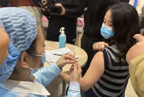 四川第一针！9岁女孩接种国产二价HPV疫苗，已可预约_手机新浪网