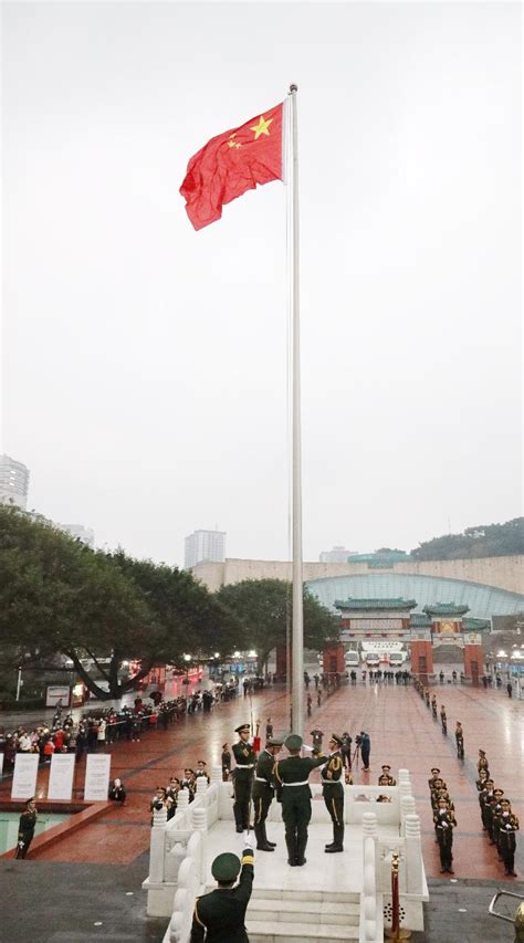 迎新年 重庆人民广场举行2021年首场升国旗仪式__凤凰网