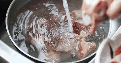 解冻肉为什么不建议泡在水里 | 冷饭网