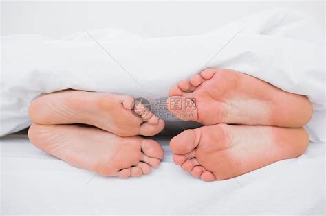 趁女友睡觉，悄悄的脱鞋脱袜子准备整蛊_腾讯视频