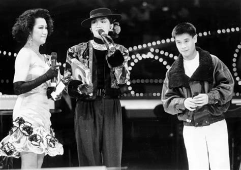 1989年1月22日，香港，李宁在《香港十大金曲排行榜》颁奖礼为梅艳芳颁奖。 - 派谷老照片修复翻新上色