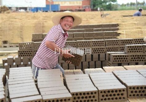 砖瓦厂工人：把搬砖当作开心的事来做_图集_丹阳镜头_丹阳新闻网