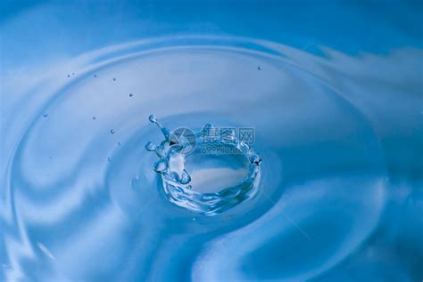 清蓝的色水喷洒在清澈的水中蓝色高清图片下载-正版图片504690901-摄图网