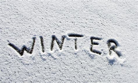 在雪地上的手写冬天英文单词图片下载 - 觅知网