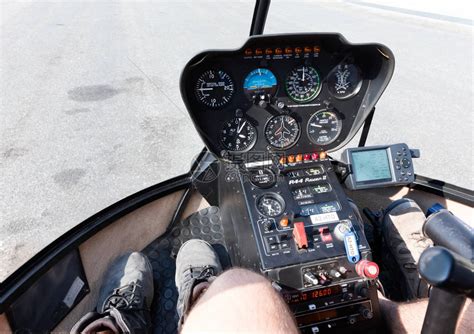 飞前直升机驾驶舱的飞行员高清图片下载-正版图片300134517-摄图网