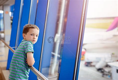 7岁男孩在机场等他的飞机高清图片下载-正版图片504941959-摄图网