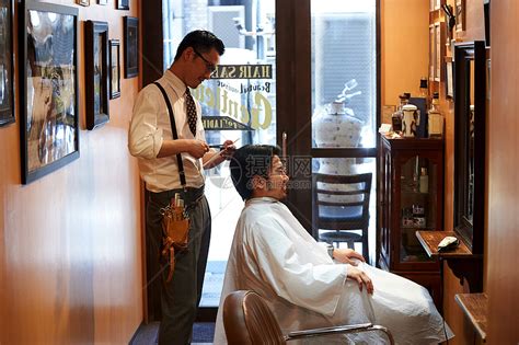 理发师在时尚的男士理发店里用剪子头发高清图片下载-正版图片506382502-摄图网