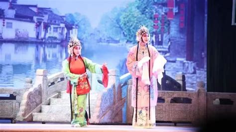 近日，由临县 县 委宣传部、县文化和旅游局、县融媒体中心联合主办的以“新起点 新梦想”为主题的2021年临县新春戏曲晚会在县城影剧院精彩上演。