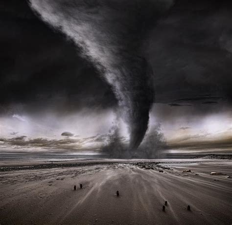 海岸边的龙卷风自然景象摄影图片 - 三原图库