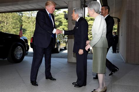 特朗普会见日本天皇夫妇不鞠躬 握手点头拍手臂_凤凰资讯