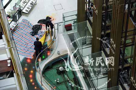 年轻女子在上海新世界商厦内12楼跳楼身亡(图) 世相万千 烟台新闻网 胶东在线 国家批准的重点新闻网站