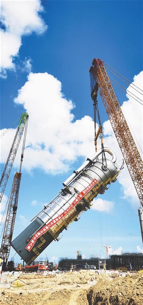 重达千吨 海南炼化百万吨乙烯项目吊装首台大型塔器-中国通用机械工业协会