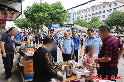11月30日，湖南浏阳通报街道工作人员入室殴打市民：已调查，涉事人员现已停职，相关调查处理情况将及时向社会公布。
