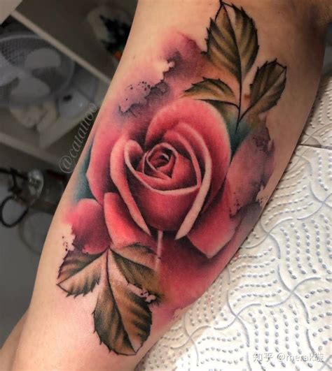 腿部小巧唯美的玫瑰花纹身图案