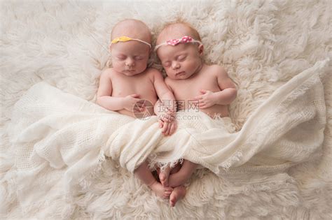 七个星期的兄弟双胞胎女婴睡在白色的高清图片下载-正版图片502949418-摄图网