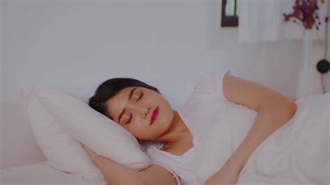 美丽迷人的亚洲女人睡觉和甜蜜的梦躺在床上舒适的卧室早上感觉如此放松和舒适。健康年轻女性在家就寝。医疗保健的概念视频素材_ID ...