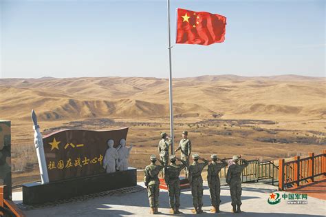 中国伟大的军人，军歌雄壮,军号嘹亮。 军乐激昂,军旗飘扬。 军心高涨,军旅辉煌