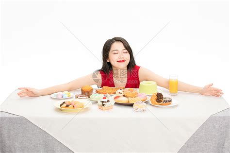 在吃饭的老年夫妻女人喂男人吃菜高清图片下载-正版图片502061801-摄图网