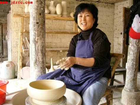 龙泉青瓷-拉坯——拉坯工艺是龙泉青瓷传统烧制技艺的重要组成部分|泥巴|拉坯机|泥坯_新浪新闻