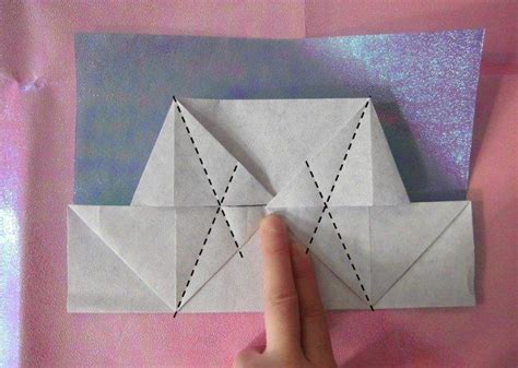 怎样叠一个漂亮又简单的小钱包 选择一条宽边对折痕为基准叠一