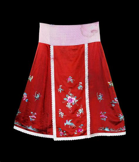 清代汉式女装：红缎五彩三蓝绣凤穿牡丹纹马面裙-服装博物馆