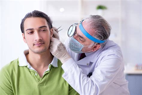 男患者拜访医生耳鼻喉科医生高清图片下载-正版图片506099701-摄图网